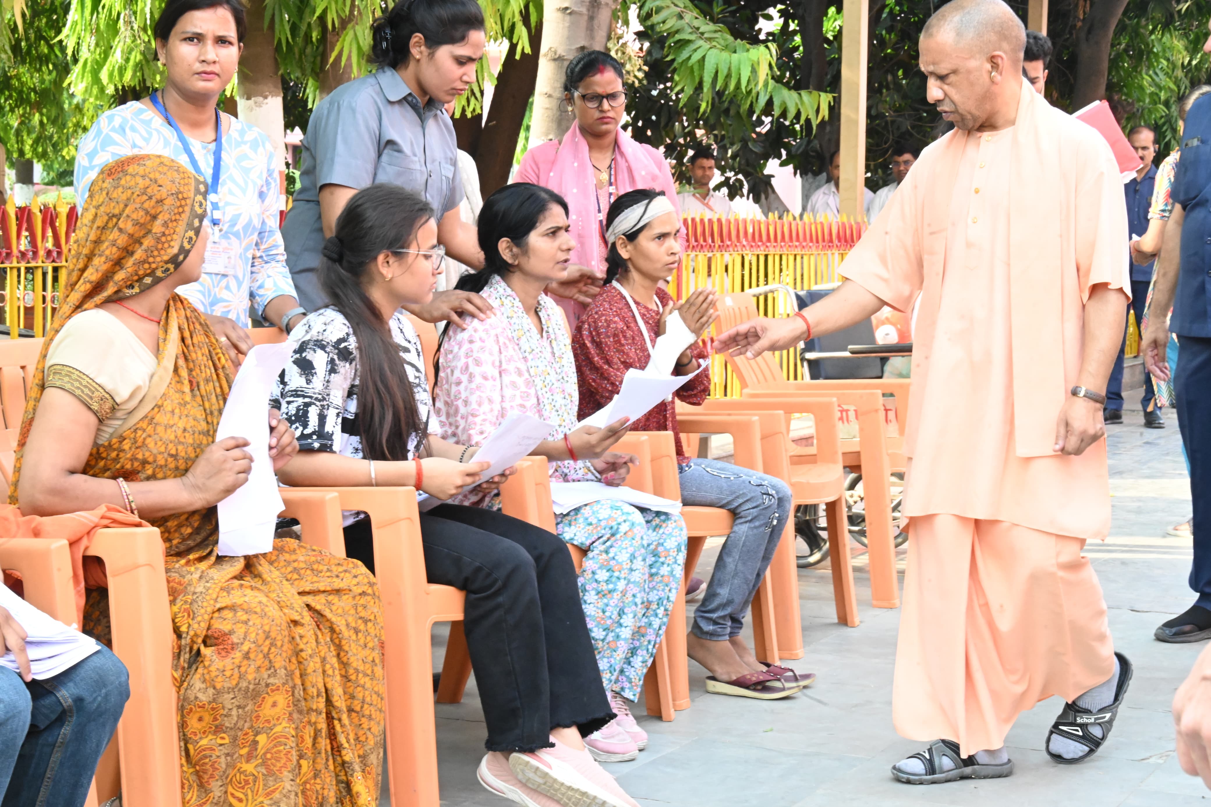 *जनता दर्शन में मुख्यमंत्री ने सुनीं 150 लोगों की समस्याएं* *जनता दर्शन में मुख्यमंत्री ने सुनीं 150 लोगों की समस्याएं*