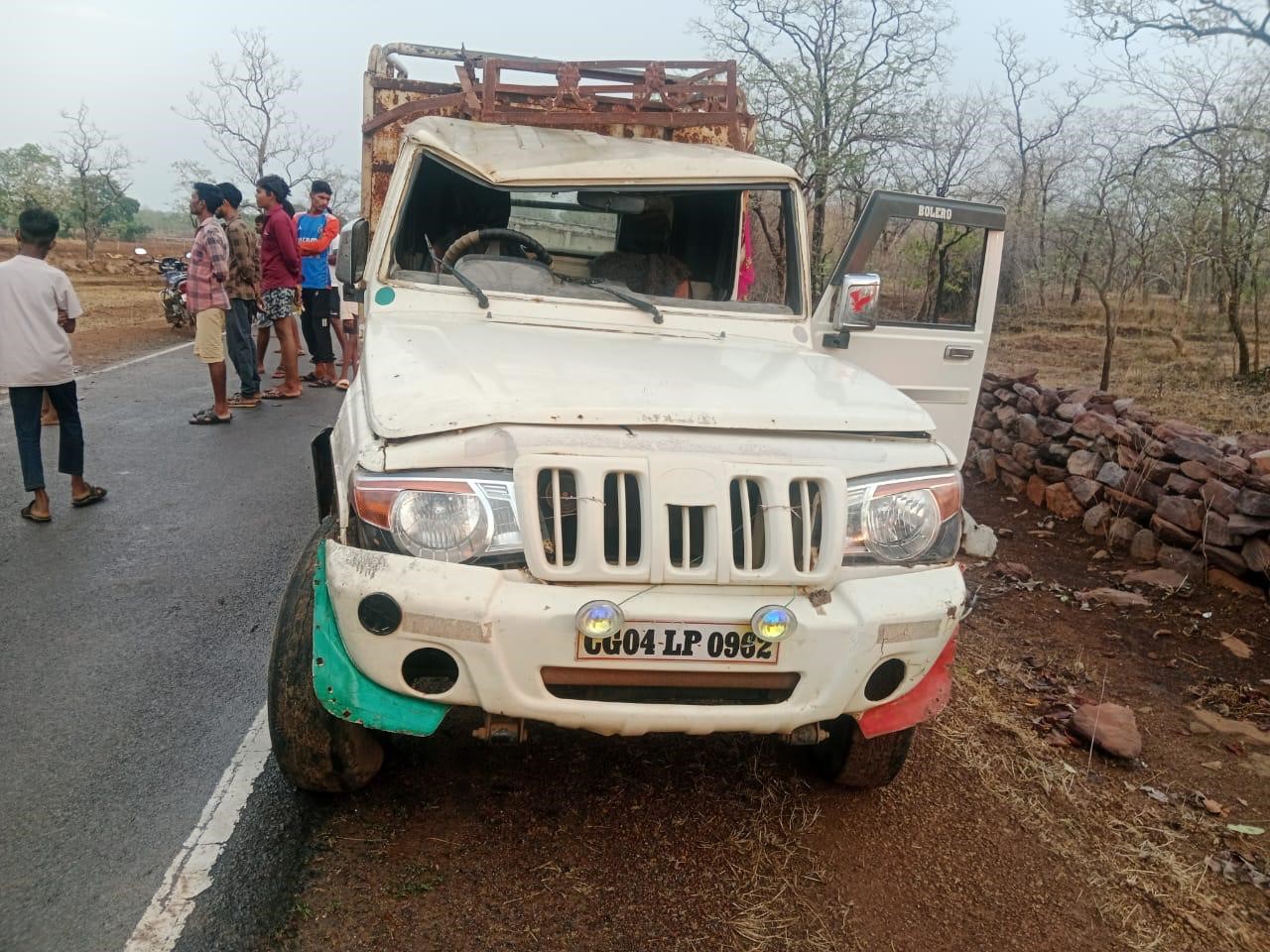 दुर्घटना के बाद क्षतिग्रस्त पिकअप वाहन। दुर्घटना के बाद क्षतिग्रस्त पिकअप वाहन।