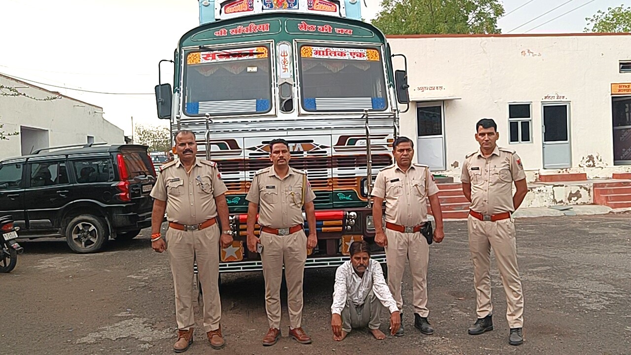 रायला पुलिस को मिली बड़ी कामयाबी चंदन की लकड़ी से भरा ट्रक जब्त, तस्कर गिरफ्तार