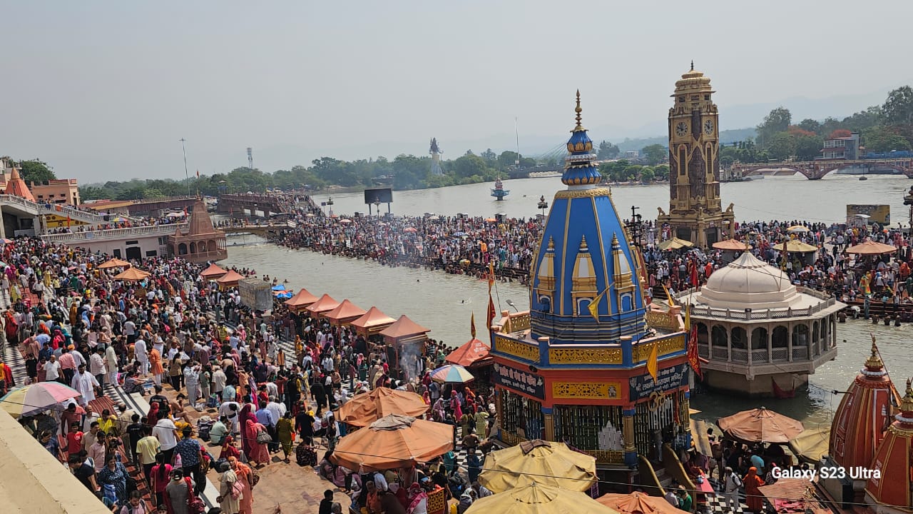 हर की पैड़ी पर उमड़ी श्रद्धालुओं की भीड़ हर की पैड़ी पर उमड़ी श्रद्धालुओं की भीड़