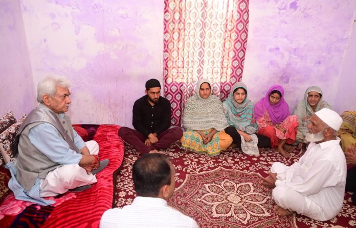 उपराज्यपाल ने पाकिस्तानी गोलाबारी में मारे गए जाकिर हुसैन के परिवार से की मुलाकात, पूर्ण सहायता का आश्वासन दिया उपराज्यपाल ने पाकिस्तानी गोलाबारी में मारे गए जाकिर हुसैन के परिवार से की मुलाकात, पूर्ण सहायता का आश्वासन दिया