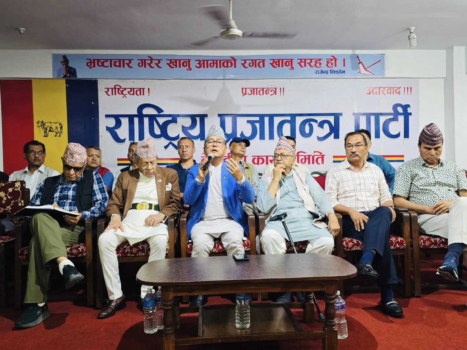 राजशाही के पक्ष में आंदोलन की घोषणा करते हुए राजशाही के पक्ष में आंदोलन की घोषणा करते हुए