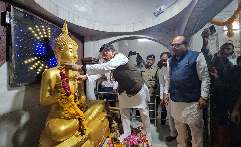 मुख्यमंत्री मोहन यादव ने बुद्ध पूर्णिमा पर भगवान् बुद्ध को नमन कर पुष्प अर्पित किये मुख्यमंत्री मोहन यादव ने बुद्ध पूर्णिमा पर भगवान् बुद्ध को नमन कर पुष्प अर्पित किये