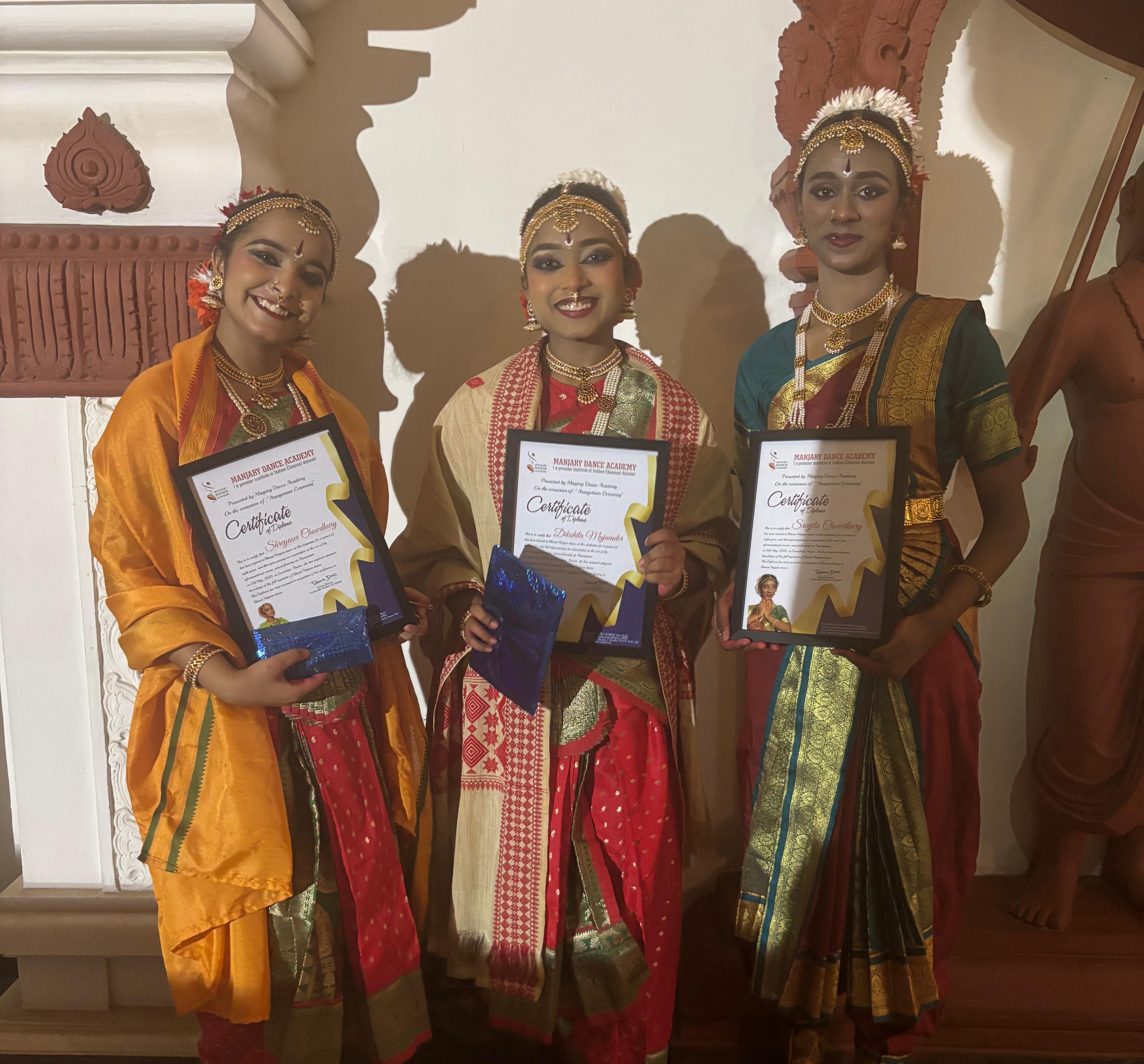 भारतीय सांस्कृतिक विरासत व परंपरा का अनुपम प्रदर्शन: मंजरी डांस अकादमी की तीन छात्राओं ने प्रस्तुत किया भरतनाट्यम आरंगेत्रम।