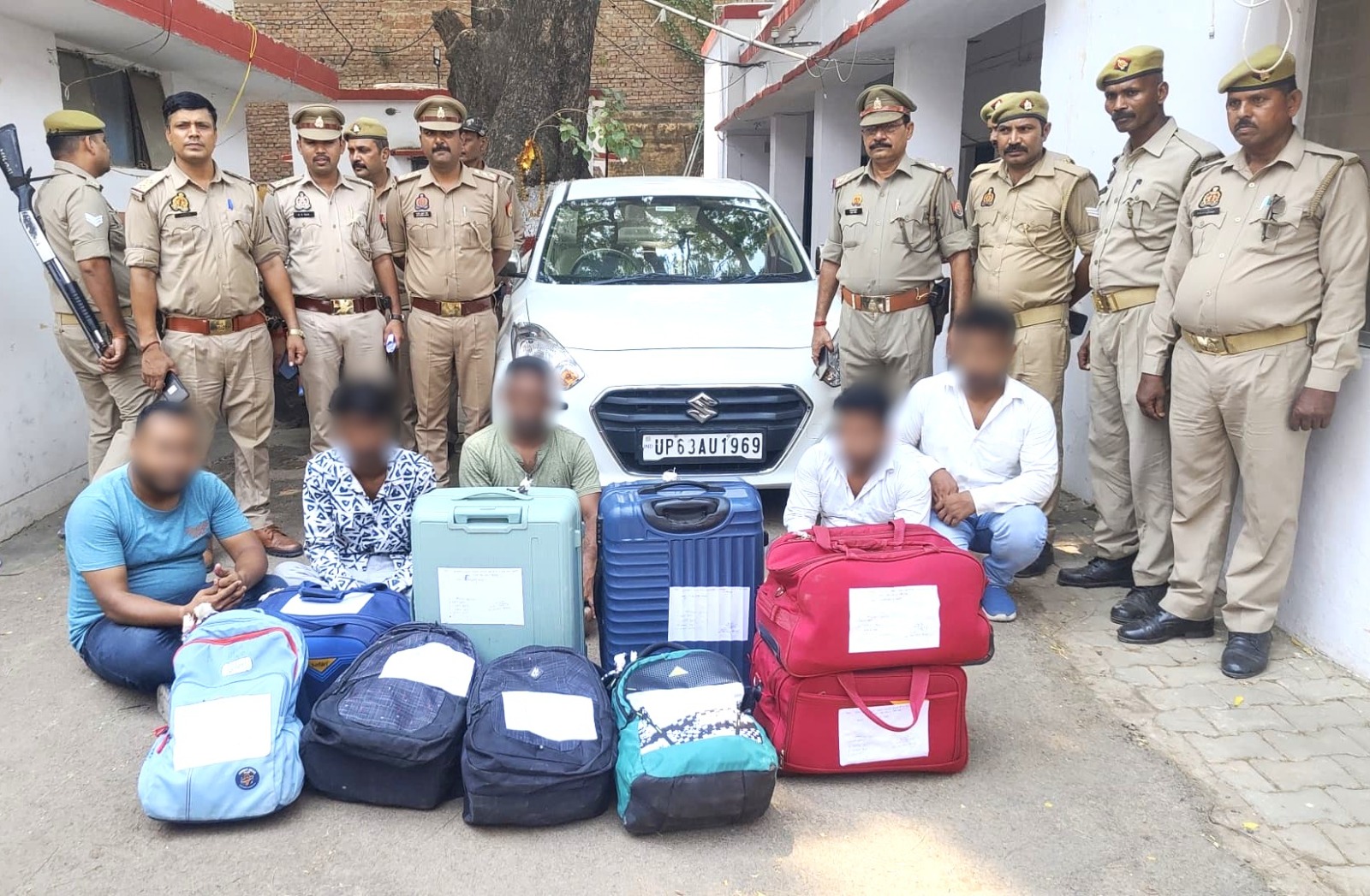 बरामद शराब और पकड़े गए तस्करों के साथ पुलिस। बरामद शराब और पकड़े गए तस्करों के साथ पुलिस।