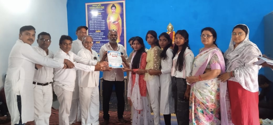 भारतीय बौद्ध महासभा के पदाधिकारी प्रतिभावान छात्रा का सम्मान करते हुए। भारतीय बौद्ध महासभा के पदाधिकारी प्रतिभावान छात्रा का सम्मान करते हुए।