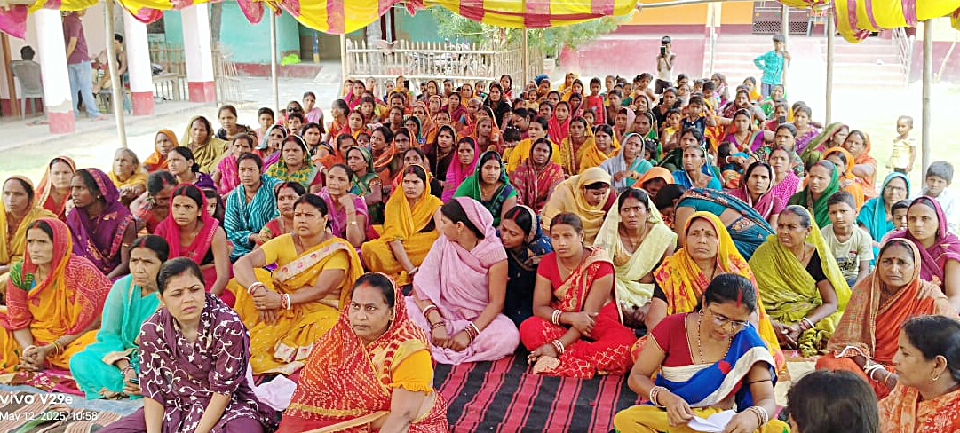कार्यक्रम में महिलाएं कार्यक्रम में महिलाएं