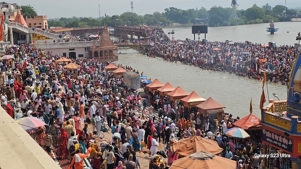 श्रद्धालुओं की भीड़ श्रद्धालुओं की भीड़
