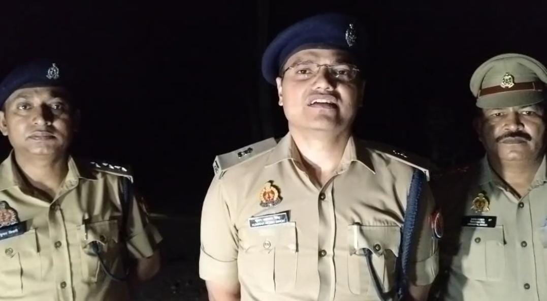 मुरादाबाद के थाना मैनाठेर क्षेत्र में गोकशी के आरोपितों की पुलिस से हुई मुठभेड़ की जानकारी देते एसपी देहात कुंवर आकाश सिंह।। मुरादाबाद के थाना मैनाठेर क्षेत्र में गोकशी के आरोपितों की पुलिस से हुई मुठभेड़ की जानकारी देते एसपी देहात कुंवर आकाश सिंह।।