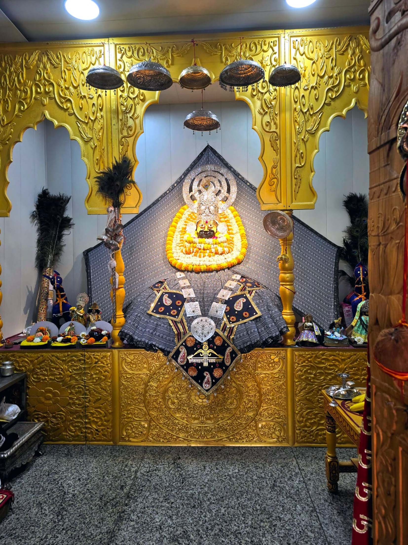 संकीर्तन के दौरान बीड़ बबरान धाम में सजा हुआ श्याम बाबा का दरबार।