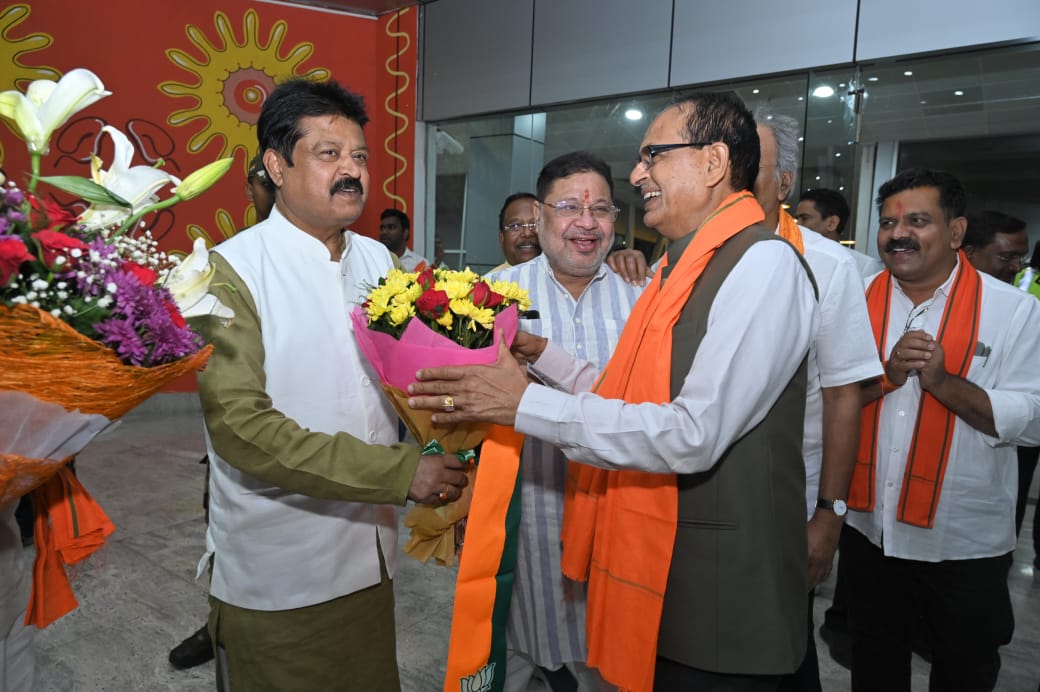केंद्रीय कृषि मंत्री का वरिष्ठ भाजपा नेताओं ने रायपुर विमानतल पर आत्मीय स्वागत किया केंद्रीय कृषि मंत्री का वरिष्ठ भाजपा नेताओं ने रायपुर विमानतल पर आत्मीय स्वागत किया