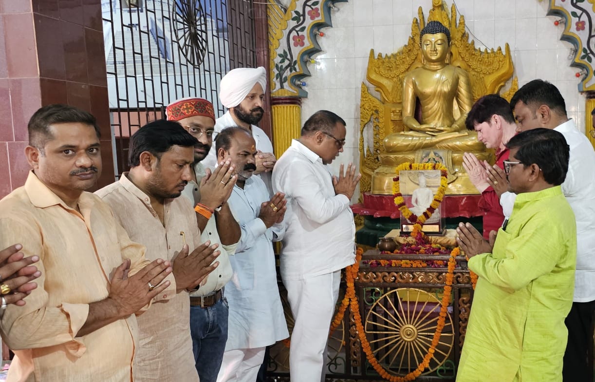 बुधपूर्णिमा पर दर्शन करते दक्षिण जिलाध्यक्ष बुधपूर्णिमा पर दर्शन करते दक्षिण जिलाध्यक्ष