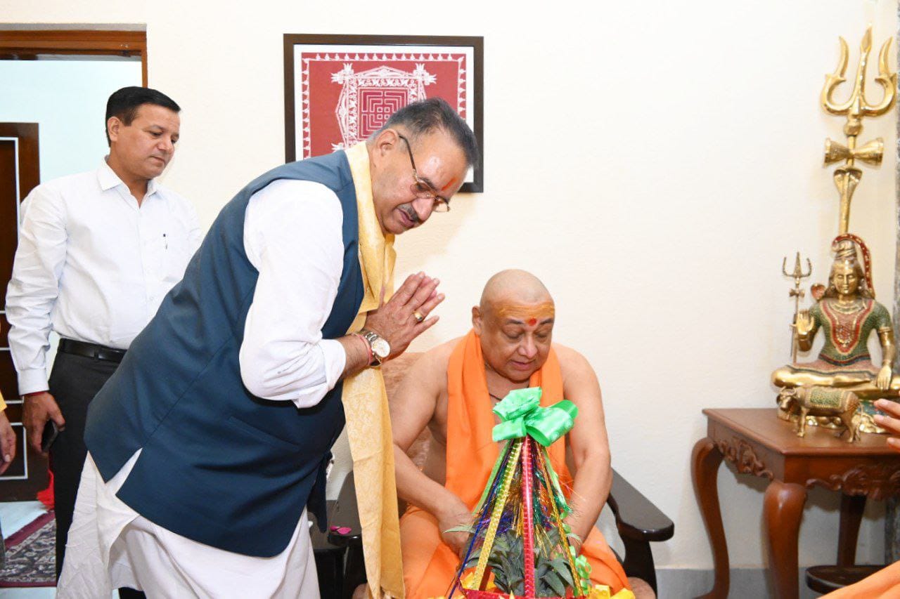 संतों से आशीर्वाद लेते गणेश जोशी संतों से आशीर्वाद लेते गणेश जोशी