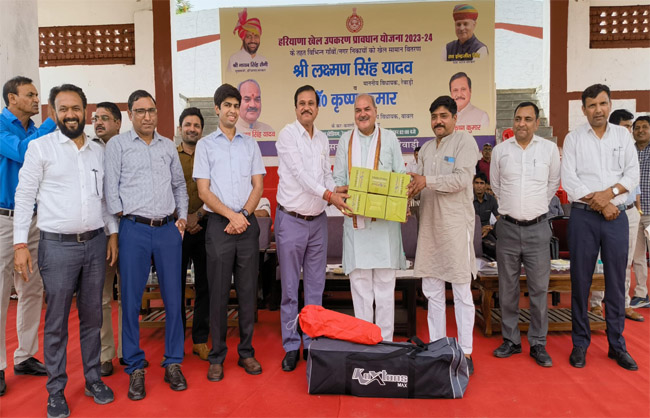 ग्राम पंचायतों को खेल सामग्री वितरित करते रेवाड़ी विधायक लक्ष्मण सिंह यादव व बावल विधायक डा. कृष्ण कुमार ग्राम पंचायतों को खेल सामग्री वितरित करते रेवाड़ी विधायक लक्ष्मण सिंह यादव व बावल विधायक डा. कृष्ण कुमार
