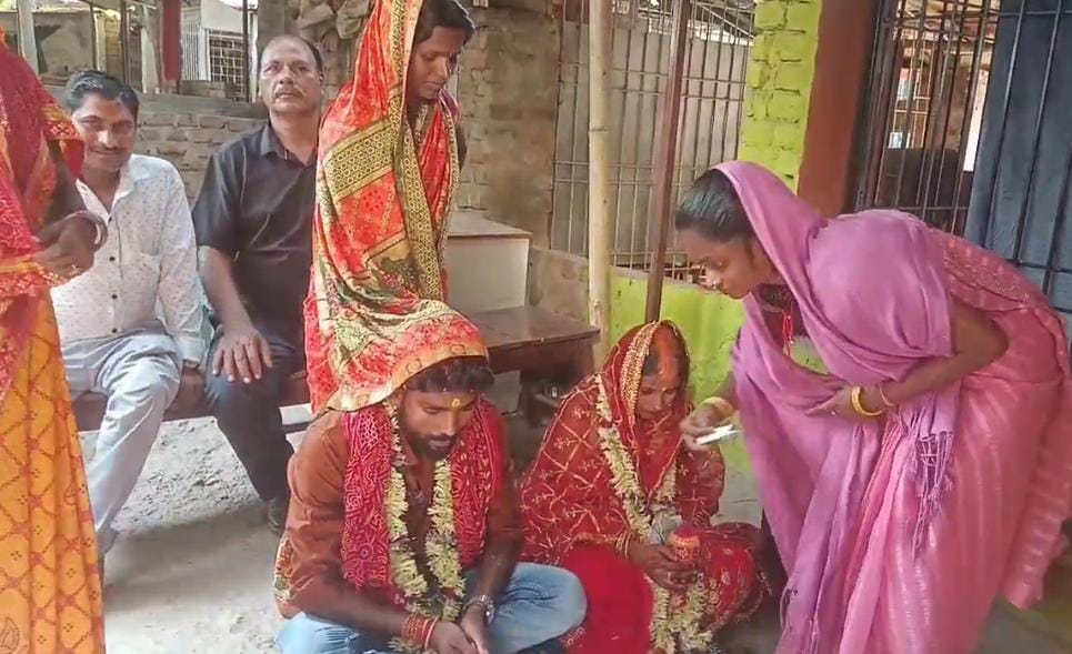 शादी करता प्रेमी जोड़ा शादी करता प्रेमी जोड़ा