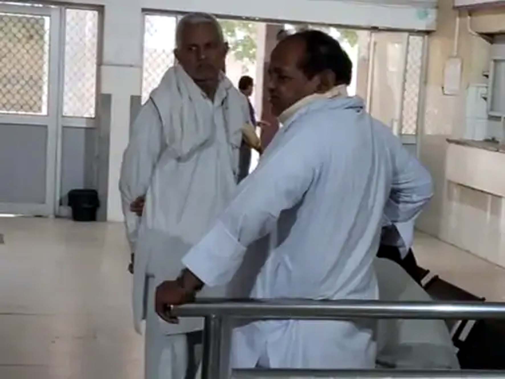 पोस्टमार्टम के लिए अस्पताल पहुंचे मृतक के परिजन। पोस्टमार्टम के लिए अस्पताल पहुंचे मृतक के परिजन।