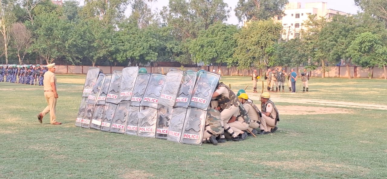 दंगा रोकने के लिए अभ्यास कतरे पुलिसकर्मी दंगा रोकने के लिए अभ्यास कतरे पुलिसकर्मी