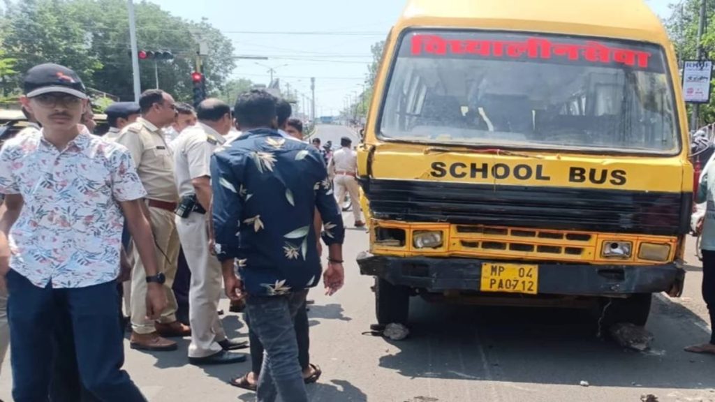 ब्रेक फेल हाेने के बाद बस ने 8 गाड़ियों को टक्कर मारी ब्रेक फेल हाेने के बाद बस ने 8 गाड़ियों को टक्कर मारी