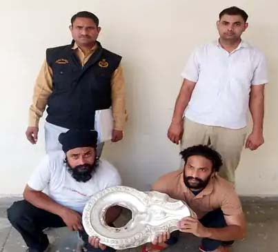 क्राइम ब्रांच सेक्टर 85 की टीम की गिरफ्त में दोनों आरोपी क्राइम ब्रांच सेक्टर 85 की टीम की गिरफ्त में दोनों आरोपी