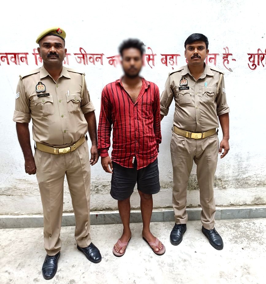 गिरफ्तार इनामी बदमाश के साथ पुलिस। गिरफ्तार इनामी बदमाश के साथ पुलिस।