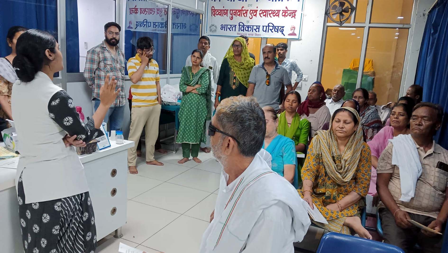 दिव्यांग केंद्र में नेत्र ऑपरेशन के दौरान उपस्थित बुजुर्ग, चिकित्सक एवं अतिथिगण।