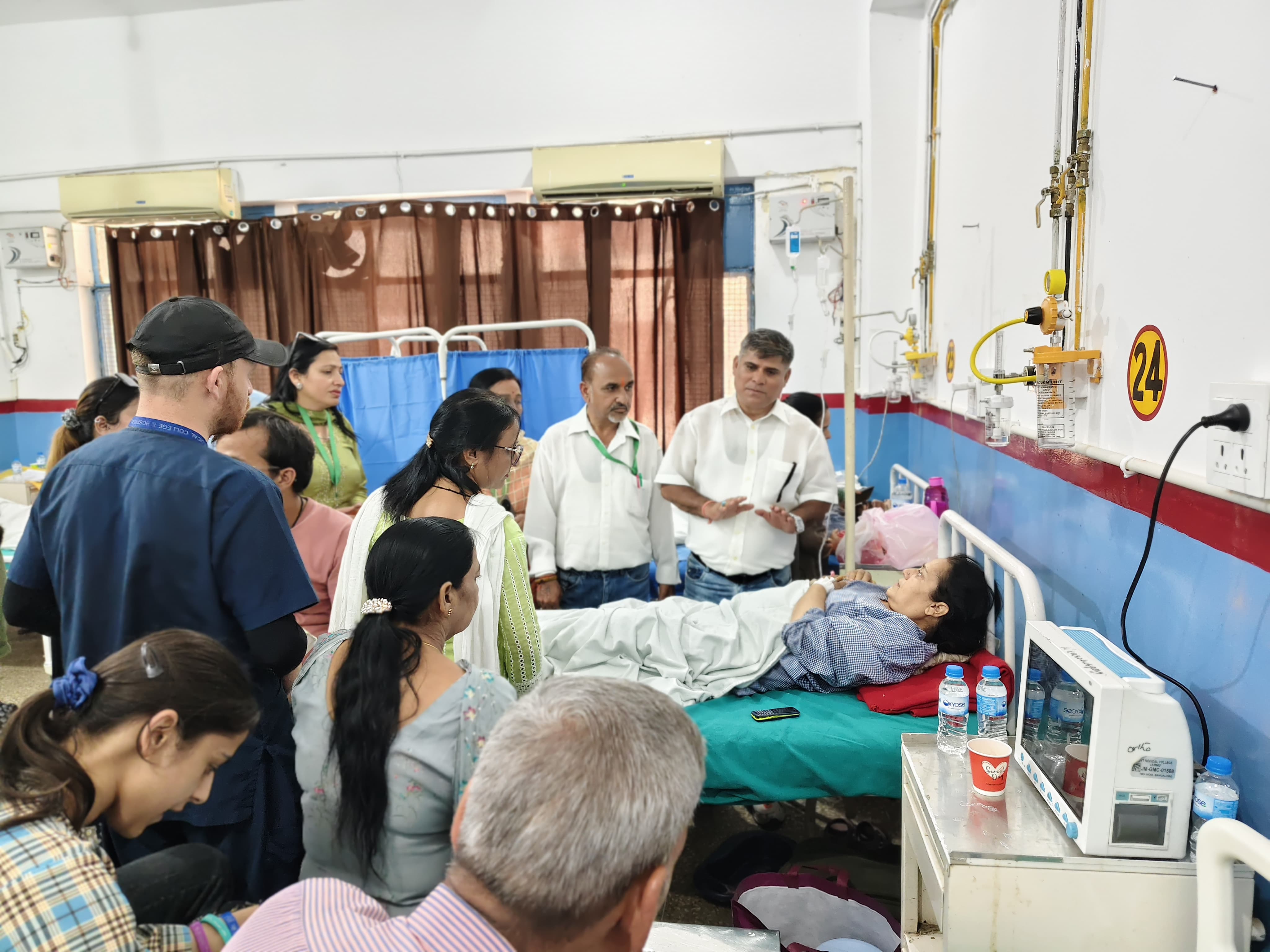 भारत-पाकिस्तान युद्ध की स्थिति में घायल नागरिकों से की मुलाकात, उपचार की स्थिति का लिया जायज़ा भारत-पाकिस्तान युद्ध की स्थिति में घायल नागरिकों से की मुलाकात, उपचार की स्थिति का लिया जायज़ा