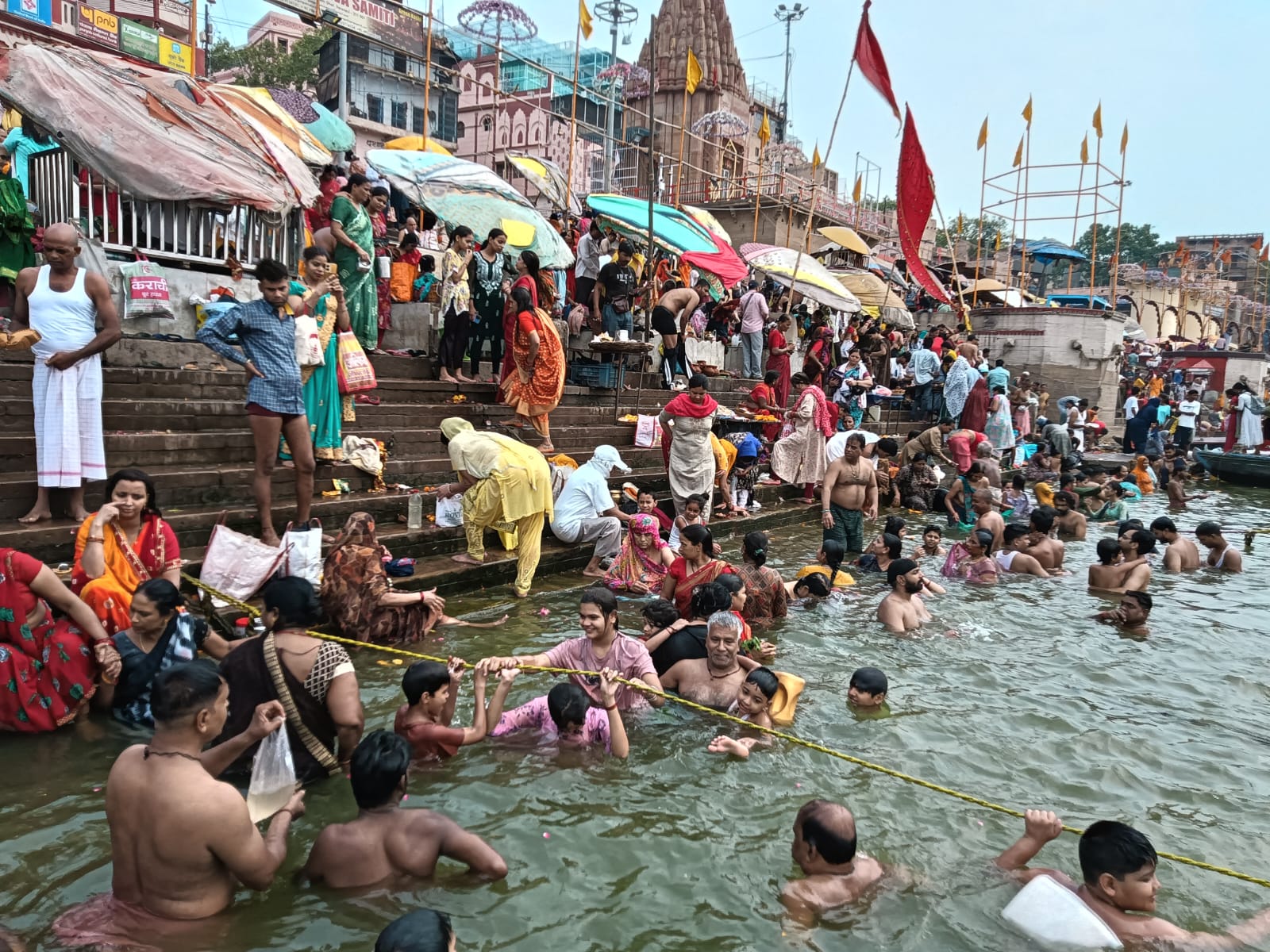 वाराणसी में बुद्ध पूर्णिमा पर गंगा स्नान करते श्रद्धालु वाराणसी में बुद्ध पूर्णिमा पर गंगा स्नान करते श्रद्धालु