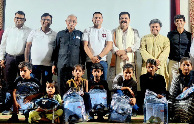 सोनीपत:बच्चों को शिक्षण सामग्री वितरित करते नपाध्यक्ष अरुण त्यागी व लर्निंग फाउंडेशन आफ इंडिया के निदेशक रमन बहल सहित अन्य। सोनीपत:बच्चों को शिक्षण सामग्री वितरित करते नपाध्यक्ष अरुण त्यागी व लर्निंग फाउंडेशन आफ इंडिया के निदेशक रमन बहल सहित अन्य।
