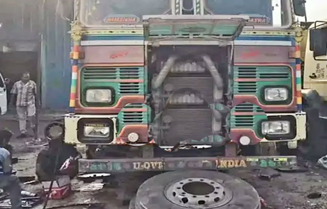 सोनीपत:वर्कशॉप जहां दो ट्रक चालकों के बीच विवाद हुआ सोनीपत:वर्कशॉप जहां दो ट्रक चालकों के बीच विवाद हुआ