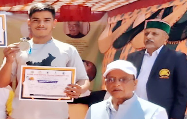 सोनीपत:रजत पदक विजेता को सम्मानित करते प्रतियोगिता के आयोजक। सोनीपत:रजत पदक विजेता को सम्मानित करते प्रतियोगिता के आयोजक।