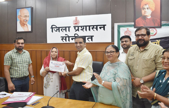 सोनीपत: बेटी बचाओ-बेटी पढ़ाओ अभियान के गांव भिगान की संरपंच सुनीता शर्मा को सम्मानित करते हुए। सोनीपत: बेटी बचाओ-बेटी पढ़ाओ अभियान के गांव भिगान की संरपंच सुनीता शर्मा को सम्मानित करते हुए।