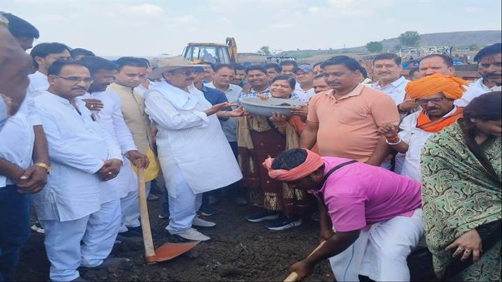 इंदौरः हलमा के आह्वान पर तालाब गहरीकरण के लिए रायकुंडा में जुटे सैकड़ों सेवाभावी इंदौरः हलमा के आह्वान पर तालाब गहरीकरण के लिए रायकुंडा में जुटे सैकड़ों सेवाभावी