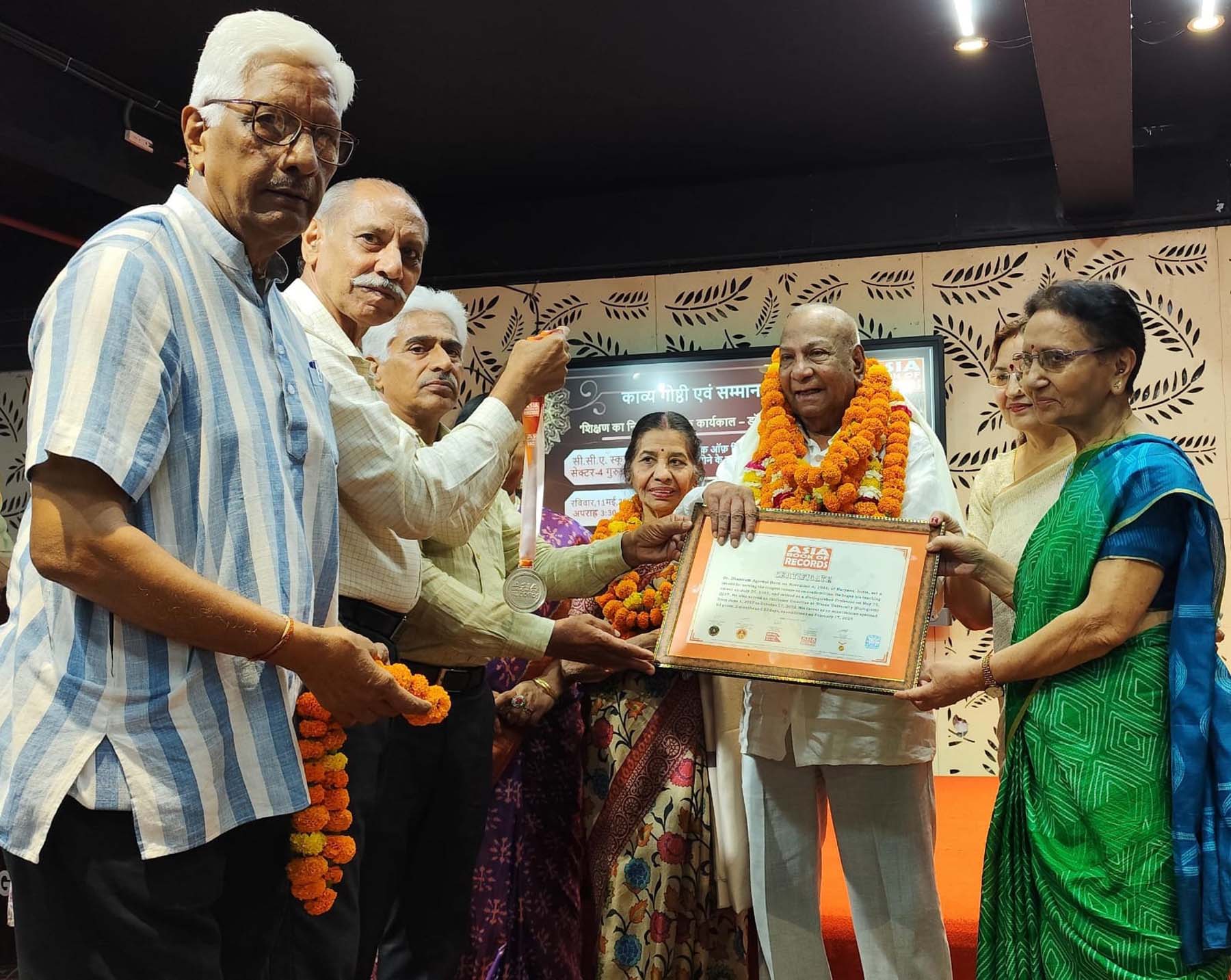 शिक्षाविद् डा. धनीराम अग्रवाल को काव्य गोष्ठी में सम्मानित करते सुरुचि साहित्य कला परिवार के सदस्य। शिक्षाविद् डा. धनीराम अग्रवाल को काव्य गोष्ठी में सम्मानित करते सुरुचि साहित्य कला परिवार के सदस्य।