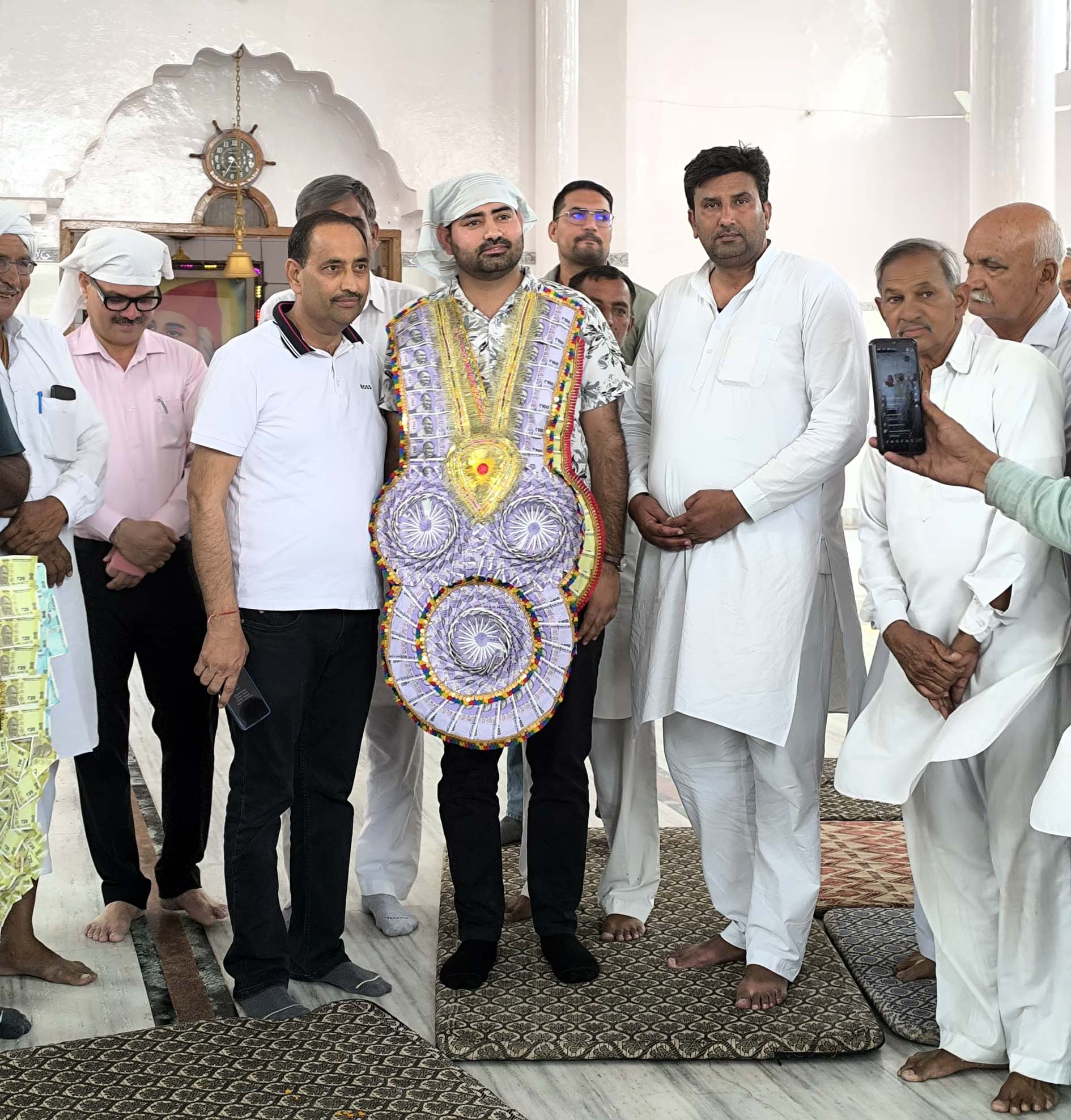 यूपीएसससी में चयनित डॉ. विक्रम का स्वागत करते ग्रामीण। यूपीएसससी में चयनित डॉ. विक्रम का स्वागत करते ग्रामीण।