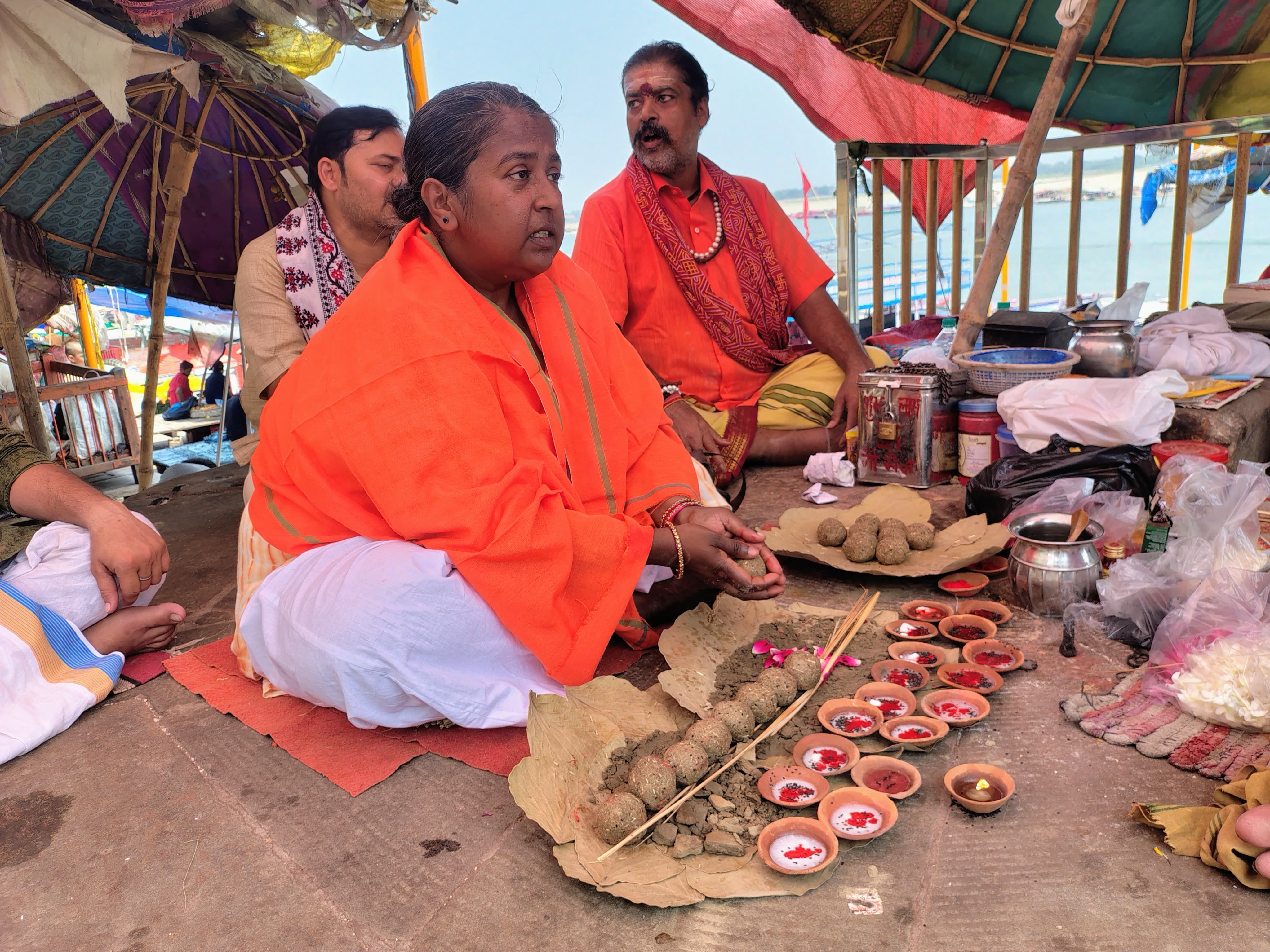 पिंडदान कराती अंबिया
