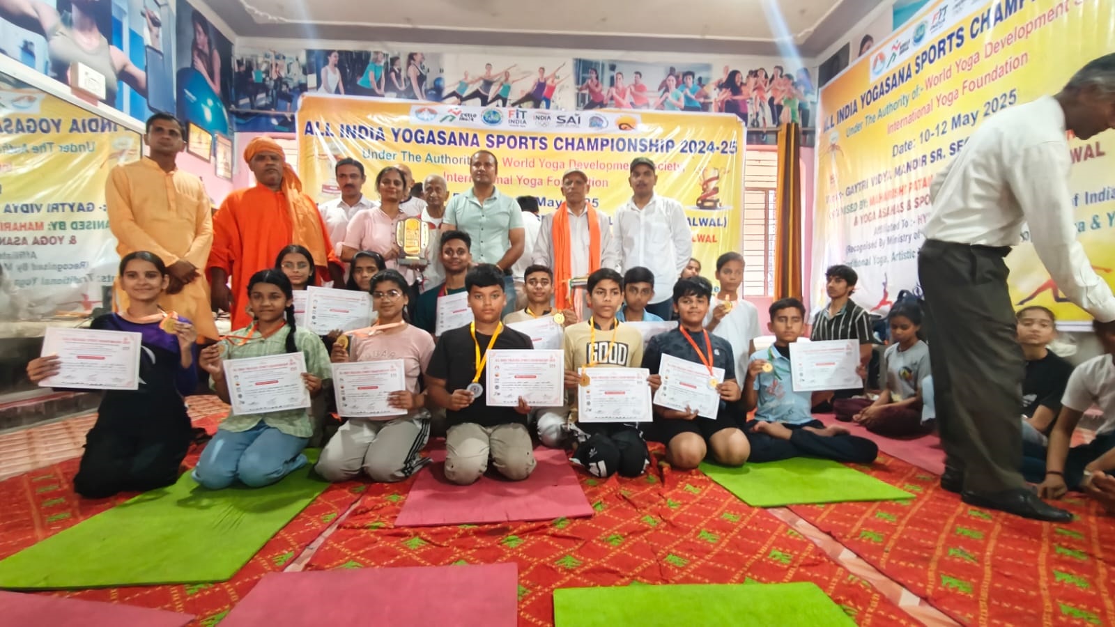 प्रतियोगिता में विजेता रहे बच्चे। प्रतियोगिता में विजेता रहे बच्चे।