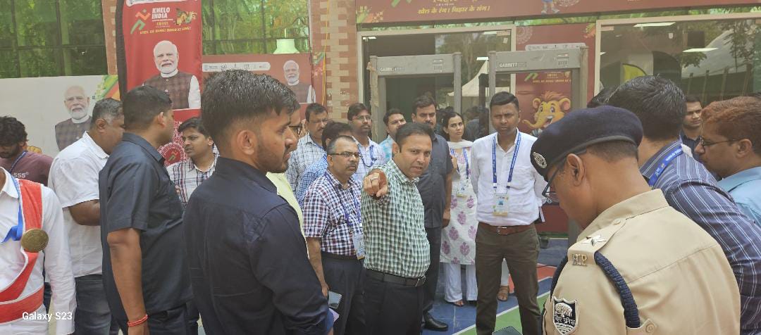 जायजा लेते जिलाधिकारी जायजा लेते जिलाधिकारी