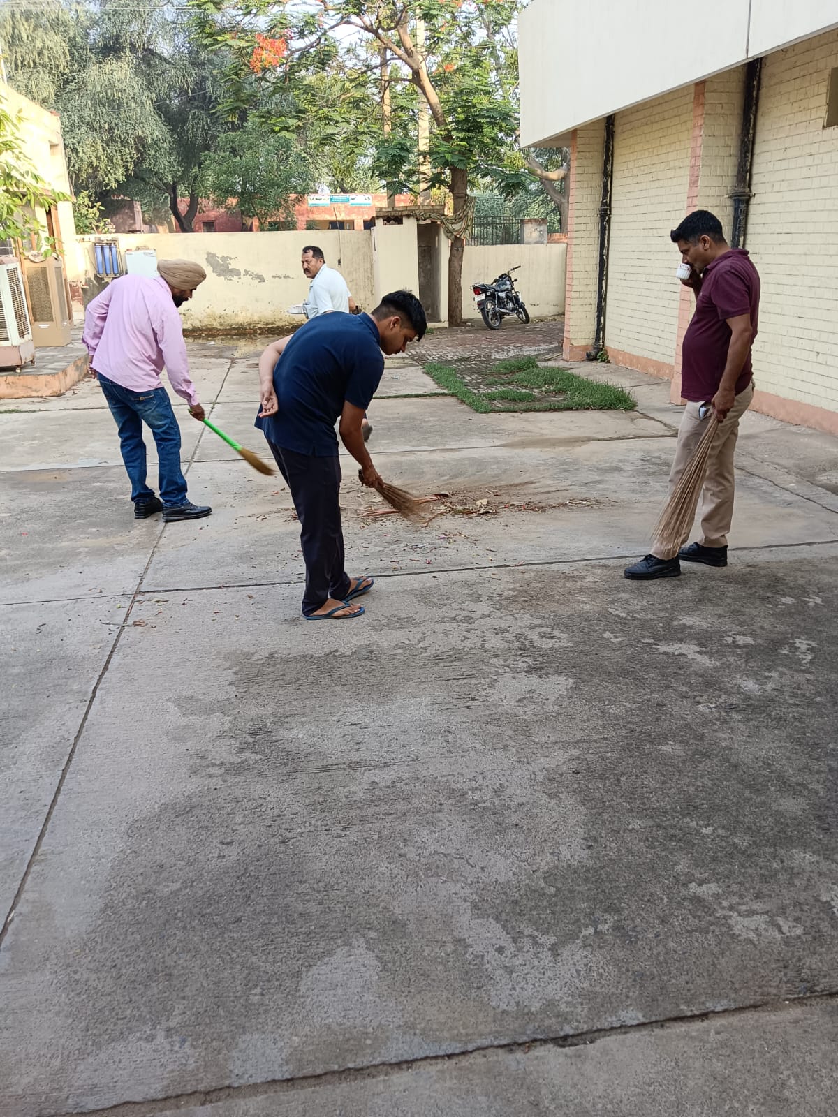 स्वच्छता अभियान चलाते पुलिसकर्मी। स्वच्छता अभियान चलाते पुलिसकर्मी।