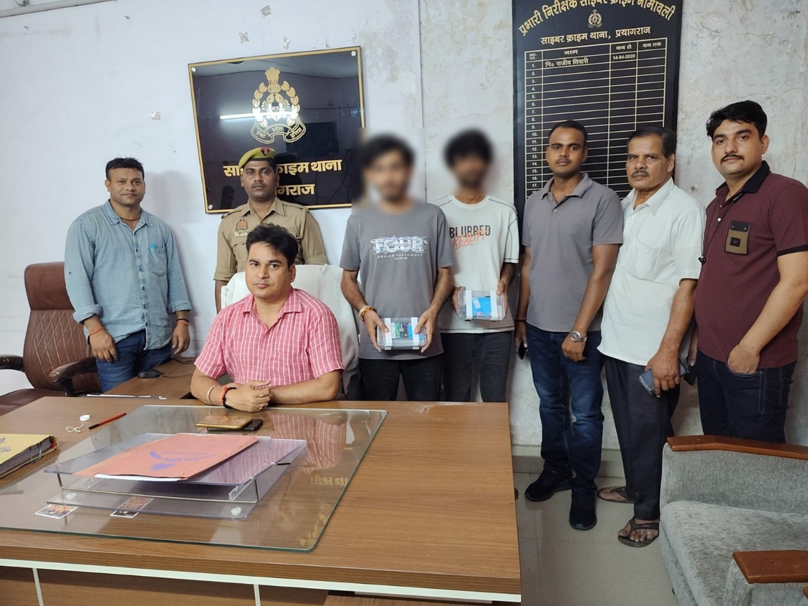 प्रयागराज में गिरफ्तार साइबर ठगों का छाया चित्र