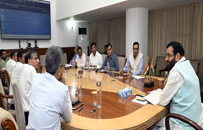 हरियाणा के मुख्यमंत्री नायब सैनी अधिकारियाें की बैठक लेते हुए हरियाणा के मुख्यमंत्री नायब सैनी अधिकारियाें की बैठक लेते हुए