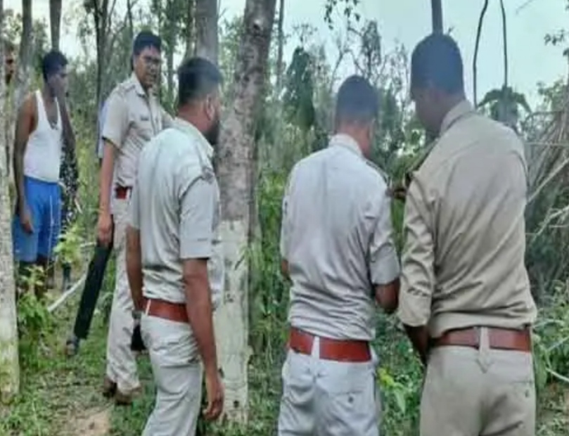जांच करते हुए विभाग के पदाधिकारी जांच करते हुए विभाग के पदाधिकारी