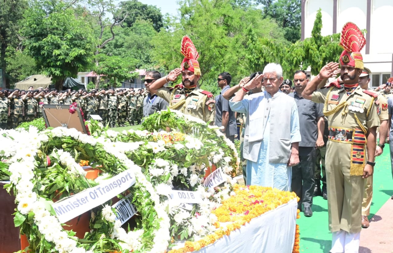 उपराज्यपाल ने बीएसएफ के बहादुर कांस्टेबल दीपक चिंगाखम को श्रद्धांजलि अर्पित की जम्मू 12 मई । उपराज्यपाल मनोज सिन्हा ने बीएसएफ के बहादुर कांस्टेबल दीपक चिंगाखम को श्रद्धांजलि अर्पित की जिन्होंने कर्तव्य निभाते हुए सर्वोच्च बलिदान दिया। जम्मू के आर.एस.पुरा क्षेत्र में अंतर्राष्ट्रीय सीमा पर 10 मई 2025 को पाकिस्तान द्वारा बिना उकसावे के की गई गोलीबारी में कांस्टेबल दीपक चिंगाखम घायल हो गए थे। 11 मई को वह वीरगति को प्राप्त हो गए। उपराज्यपाल ने एक्स पर पोस्ट किया कि मैं भारत माता के वीर सपूत, बीएसएफ के कांस्टेबल दीपक चिंगाखम को सलाम करता हूँ जिन्होंने अपने कर्तव्य का पालन करते हुए सर्वोच्च बलिदान दिया। हम परिवार के दुख को साझा करते हैं और उनके साथ एकजुटता से खड़े हैं।
