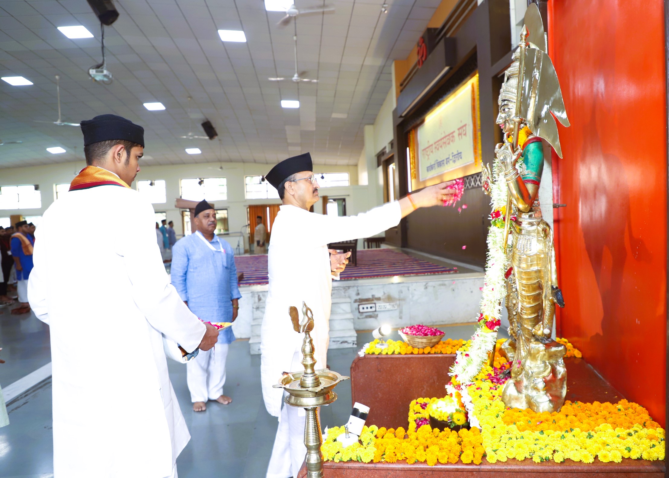संघ के कार्यकर्ता विकास वर्ग का शुभारंभ करते हुए सहसरकार्यवाह आलोक कुमार संघ के कार्यकर्ता विकास वर्ग का शुभारंभ करते हुए सहसरकार्यवाह आलोक कुमार