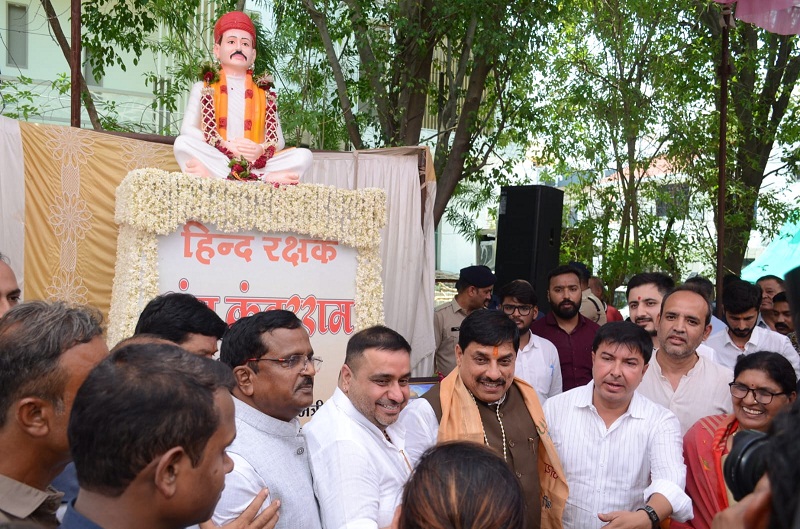 उज्जैनः मुख्यमंत्री डॉ यादव ने किया संत कंवरराम की प्रतिमा का अनावरण उज्जैनः मुख्यमंत्री डॉ यादव ने किया संत कंवरराम की प्रतिमा का अनावरण