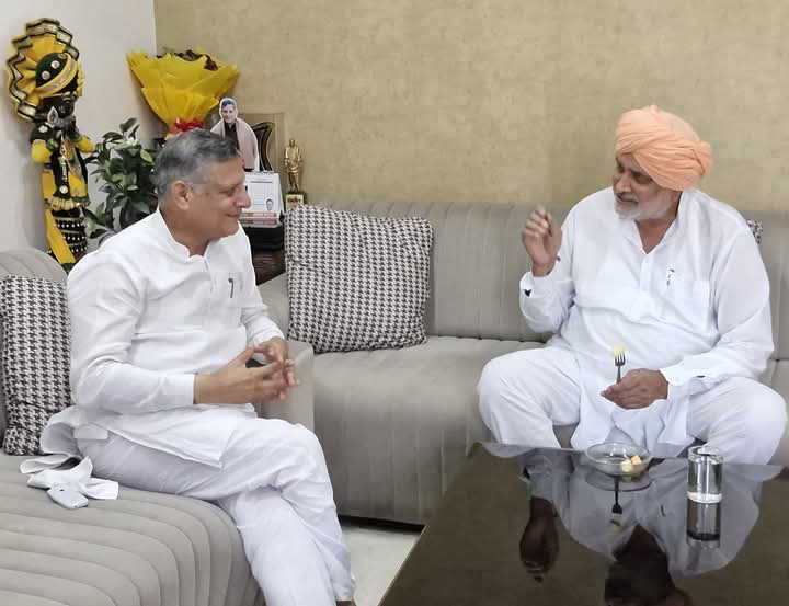 कृषि मंत्री श्याम सिंह राणा पूर्व कैबिनेट मंत्री कंवर पाल से मुलाकात करते हुए कृषि मंत्री श्याम सिंह राणा पूर्व कैबिनेट मंत्री कंवर पाल से मुलाकात करते हुए