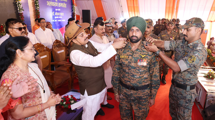 पुलिस अधिकारियों और कर्मचारियों को पदोन्नत करते हुए मुख्यमंत्री