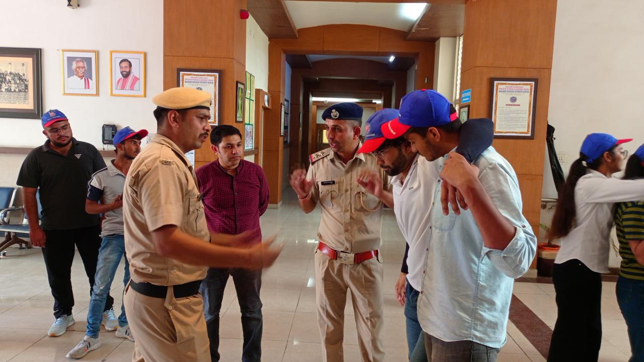 विश्वविद्यालय परिसर में सिविल डिफेंस प्रशिक्षण कार्यक्रम के दौरान सिखते छात्र-छात्राएं। विश्वविद्यालय परिसर में सिविल डिफेंस प्रशिक्षण कार्यक्रम के दौरान सिखते छात्र-छात्राएं।