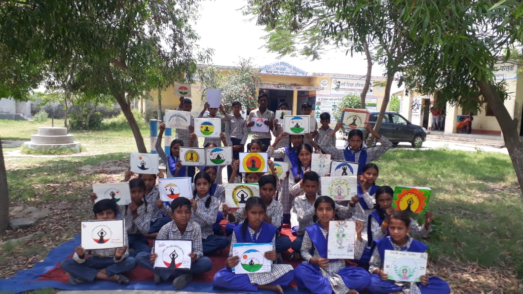 योग जागरूकता कार्यक्रम में भाग लेते बच्चे योग जागरूकता कार्यक्रम में भाग लेते बच्चे