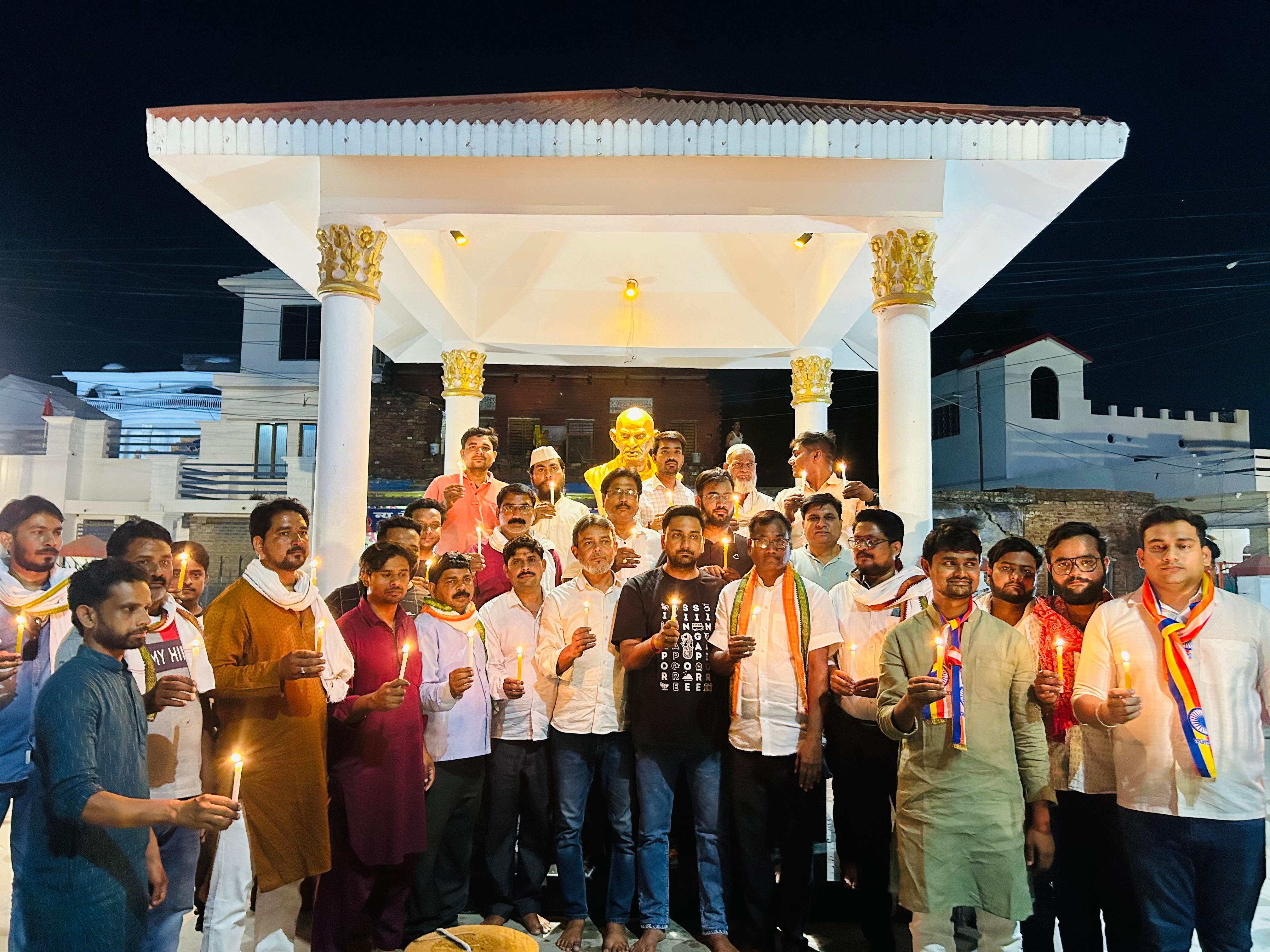 महात्मा गांधी जी की प्रतिमा के समक्ष केंडिल जलाकर श्रद्धांजलि देते कांग्रेसी नेता महात्मा गांधी जी की प्रतिमा के समक्ष केंडिल जलाकर श्रद्धांजलि देते कांग्रेसी नेता
