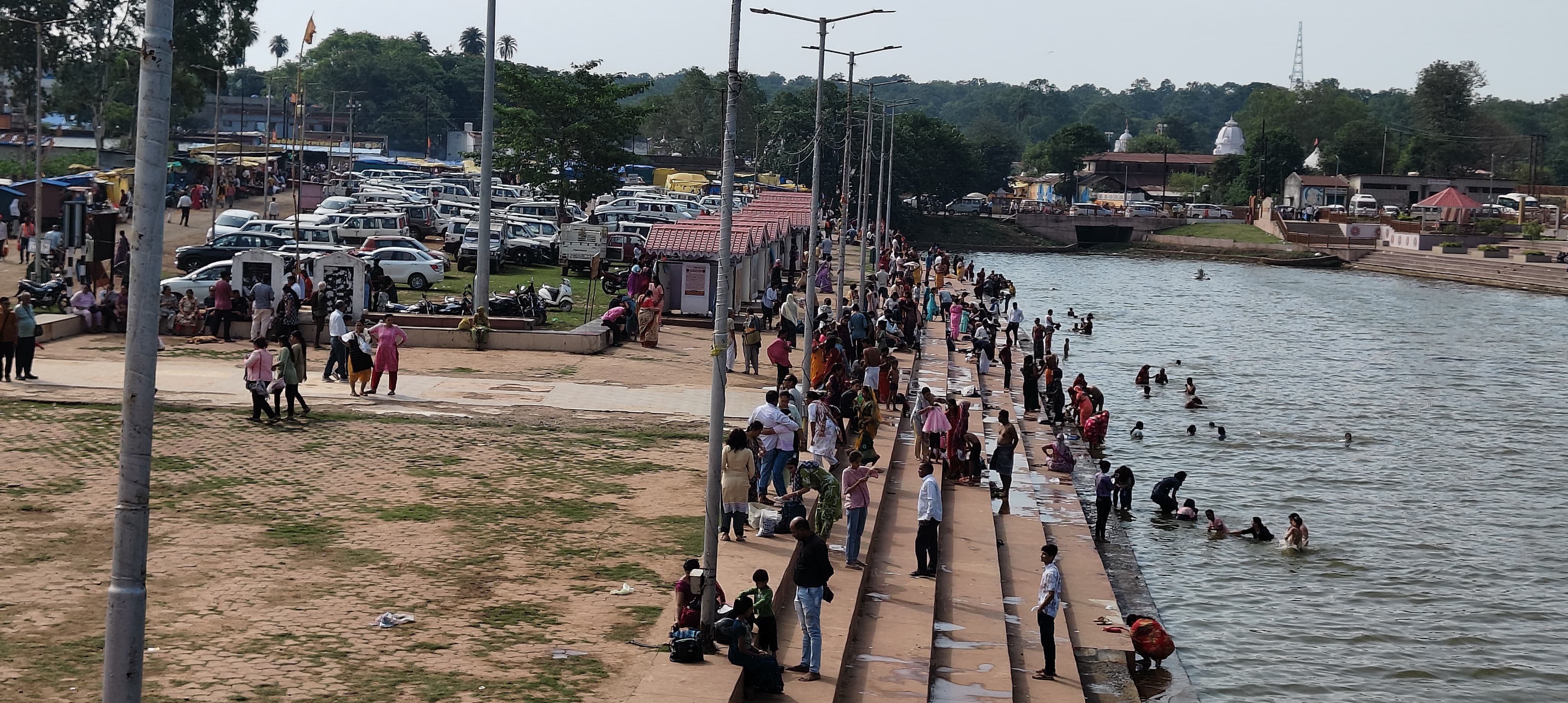 श्रद्धालु नर्मदा में डुबकी लगाते श्रद्धालु नर्मदा में डुबकी लगाते